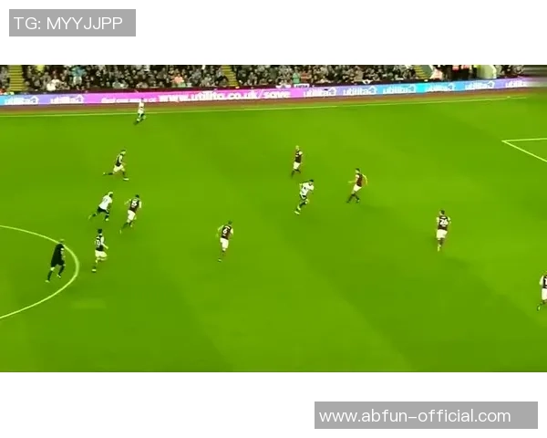 足球场上我独酌一杯醉心于球技与激情的夜晚 足球场上我独酌一杯醉心于球技与激情的夜晚