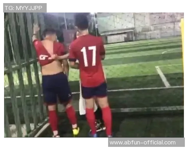 被踩的足球袜视频引发热议网友纷纷分享自己的奇葩袜子经历