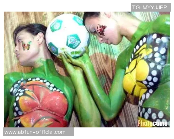 足球宝贝脸部彩绘艺术展现青春活力与运动激情的完美结合